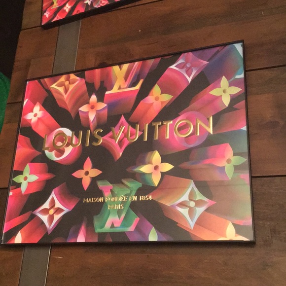 Louis Vuitton logo bag in free frame - Picture 5 of 5